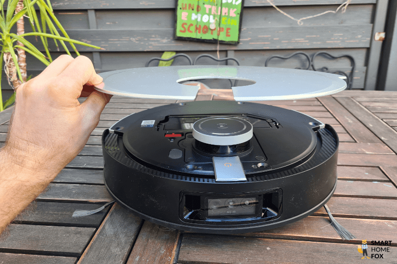 Der magnetische Deckel des Ecovacs Deebot X1 Turbo wird abgenommen